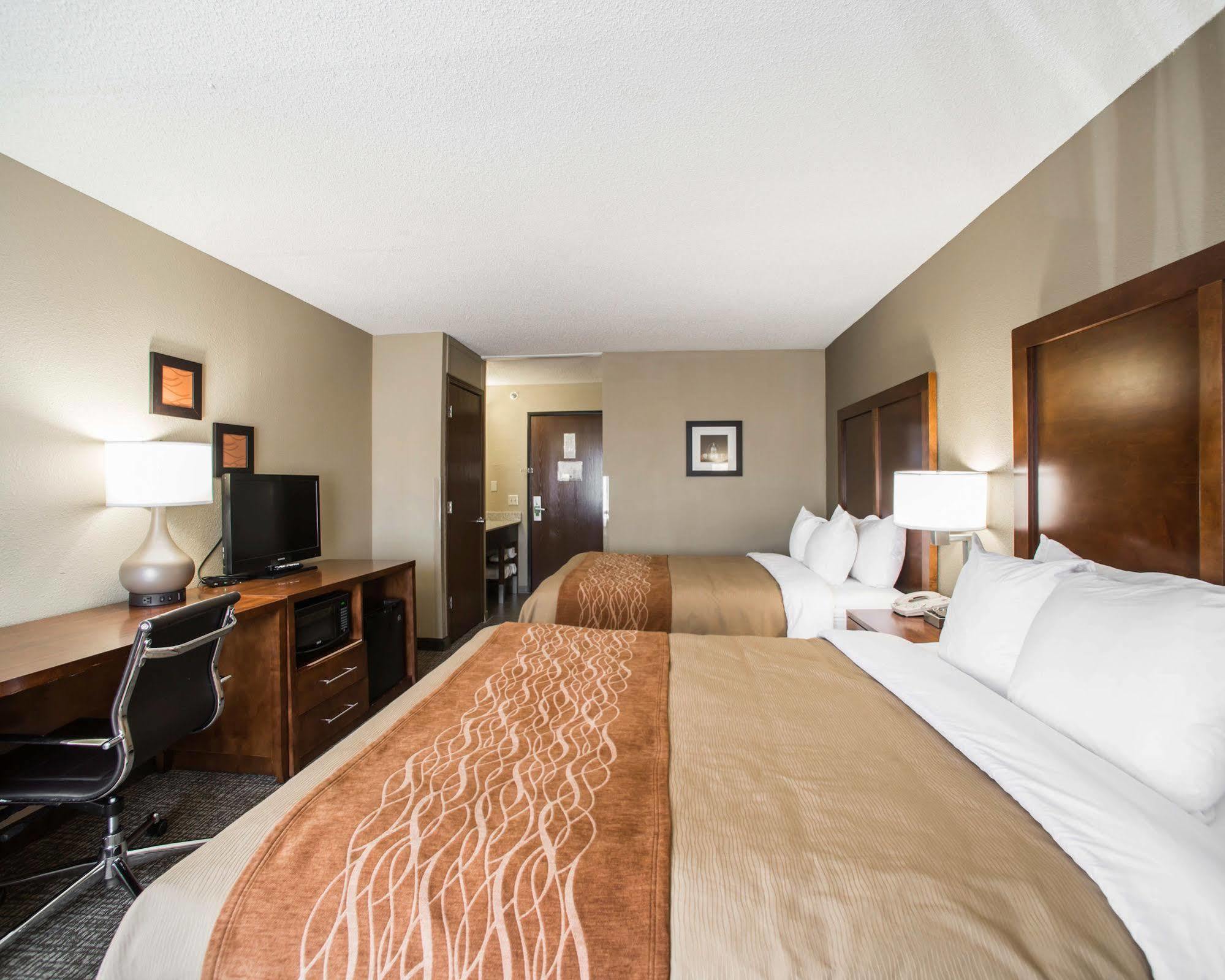Comfort Inn & Suites St Louis-Гейзелвуд Екстер'єр фото