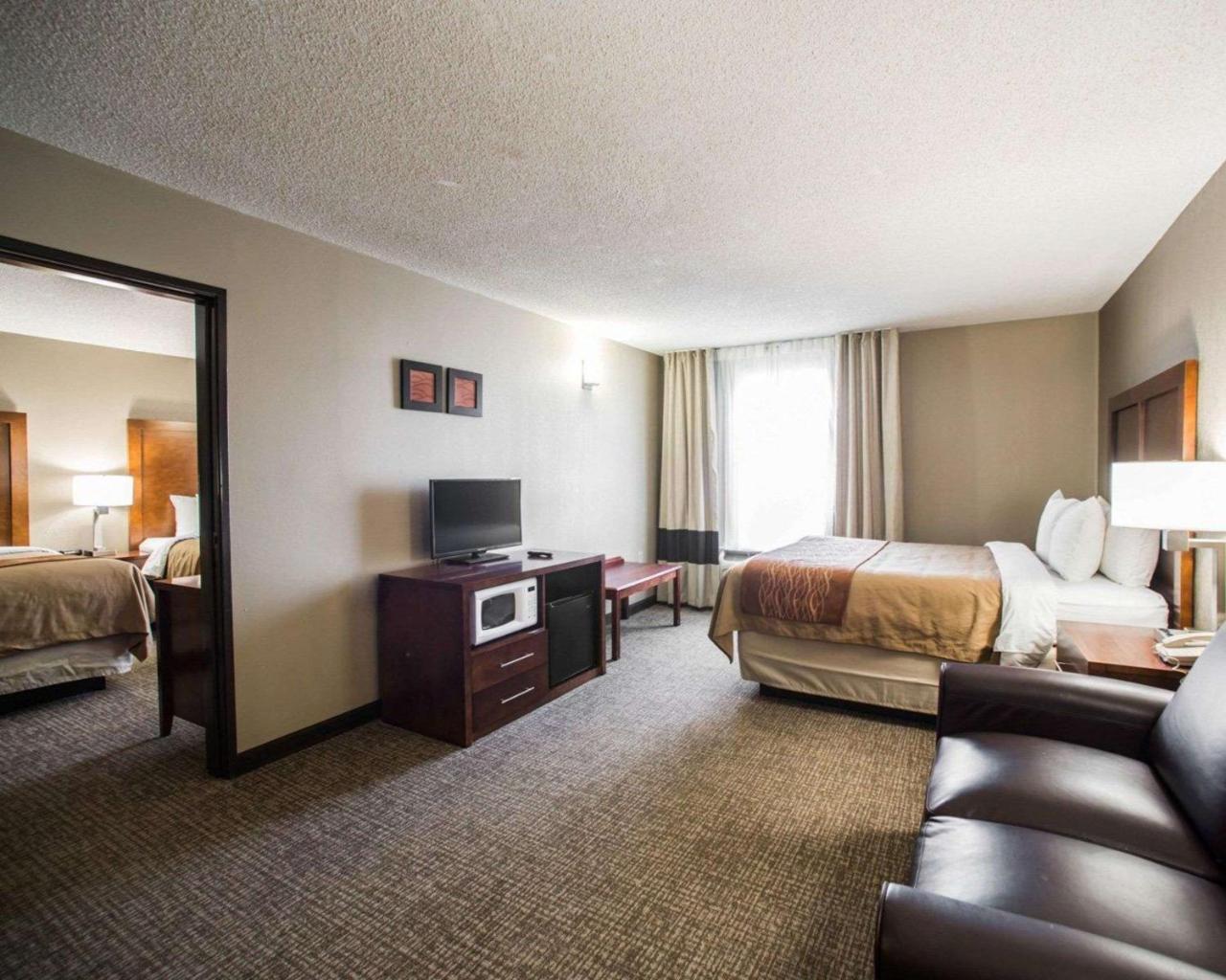 Comfort Inn & Suites St Louis-Гейзелвуд Екстер'єр фото